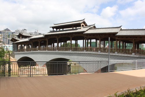 原安寧縣離退休領(lǐng)導(dǎo)參加遙岑樓、永安  橋恢復(fù)重建建成揭牌儀式