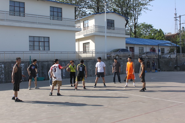 公司與安寧市水務(wù)局舉行籃球聯(lián)誼比賽