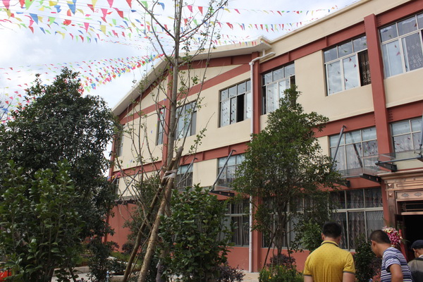 安寧市縣街街道鳴矣河村村民活動(dòng)場(chǎng)所項(xiàng)目舉行剪彩儀式