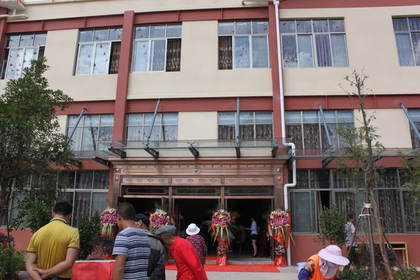 安寧市縣街街道鳴矣河村村民活動(dòng)場(chǎng)所項(xiàng)目舉行剪彩儀式