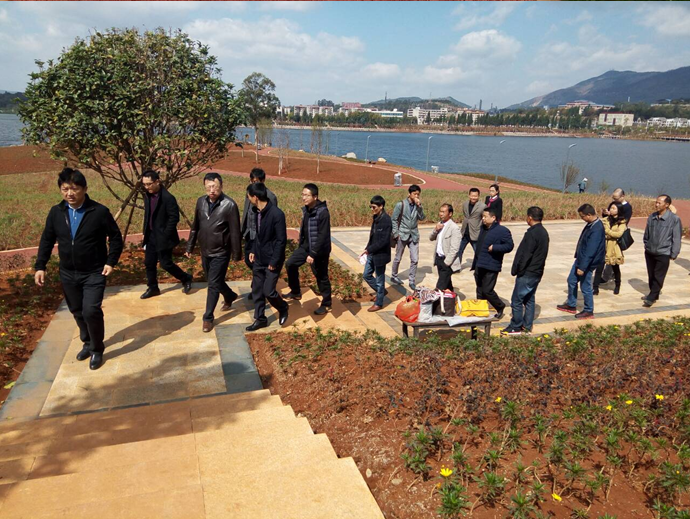 寧湖新城管委會王副主任組織相關(guān)領(lǐng)導到我司監(jiān)理的安寧市寧湖公園及寧湖濕地公園視察