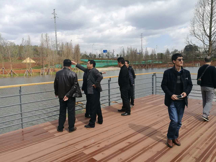 寧湖新城管委會王副主任組織相關(guān)領(lǐng)導到我司監(jiān)理的安寧市寧湖公園及寧湖濕地公園視察