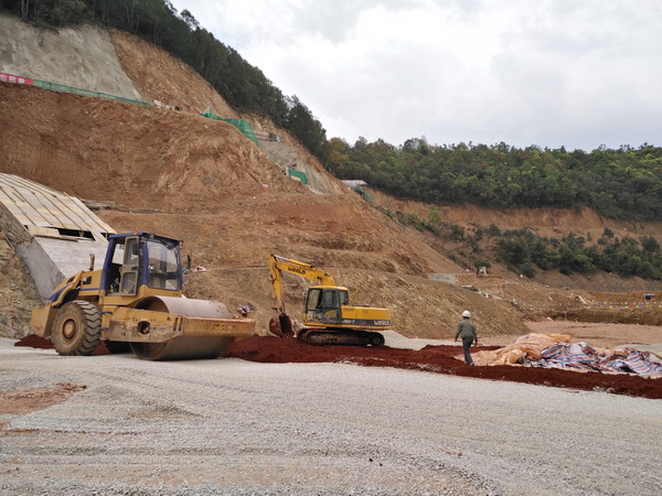 昆明市水務(wù)系統(tǒng)2017年度安全生產(chǎn)學(xué)習(xí)團(tuán)隊(duì)到我司監(jiān)理的小營(yíng)水庫(kù)擴(kuò)建項(xiàng)目參觀(guān)