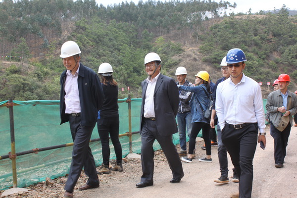 昆明市水務(wù)系統(tǒng)2017年度安全生產(chǎn)學(xué)習(xí)團(tuán)隊(duì)到我司監(jiān)理的小營(yíng)水庫(kù)擴(kuò)建項(xiàng)目參觀(guān)