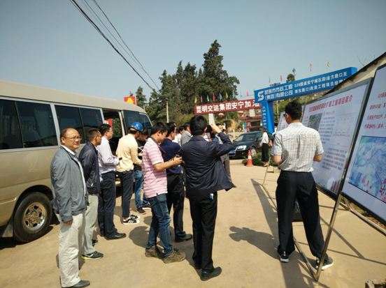 滇中產(chǎn)業(yè)新區(qū)管委會領(lǐng)導(dǎo)到我司監(jiān)理的320國道安寧城區(qū)金方路口至湖東路口段改造工程項(xiàng)目視察