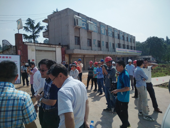 滇中產(chǎn)業(yè)新區(qū)管委會領(lǐng)導(dǎo)到我司監(jiān)理的320國道安寧城區(qū)金方路口至湖東路口段改造工程項(xiàng)目視察