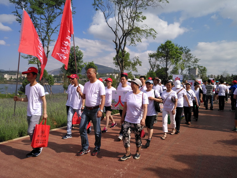 “綠水青山就是金山銀山，文明城市創(chuàng)建你我同參與”綠色出行、千人走寧湖活動
