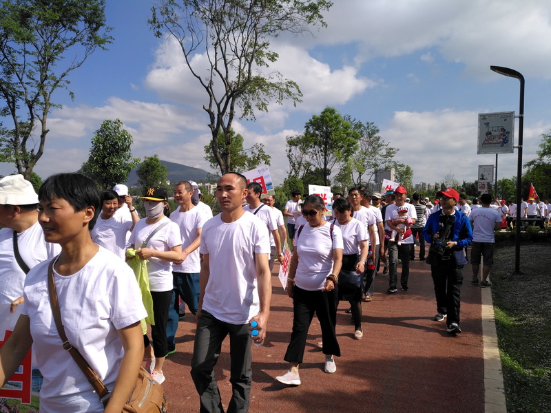 “綠水青山就是金山銀山，文明城市創(chuàng)建你我同參與”綠色出行、千人走寧湖活動