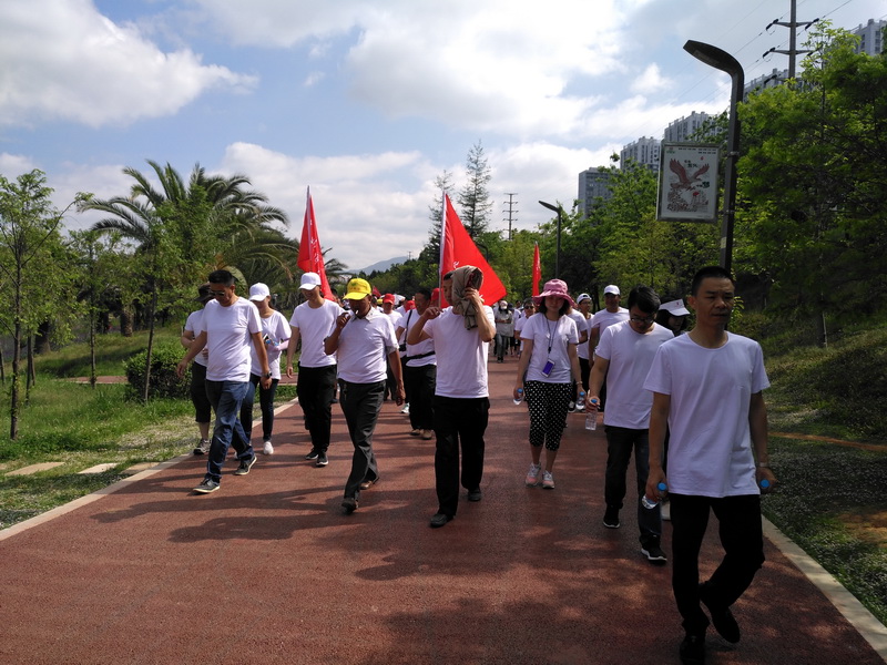 “綠水青山就是金山銀山，文明城市創(chuàng)建你我同參與”綠色出行、千人走寧湖活動