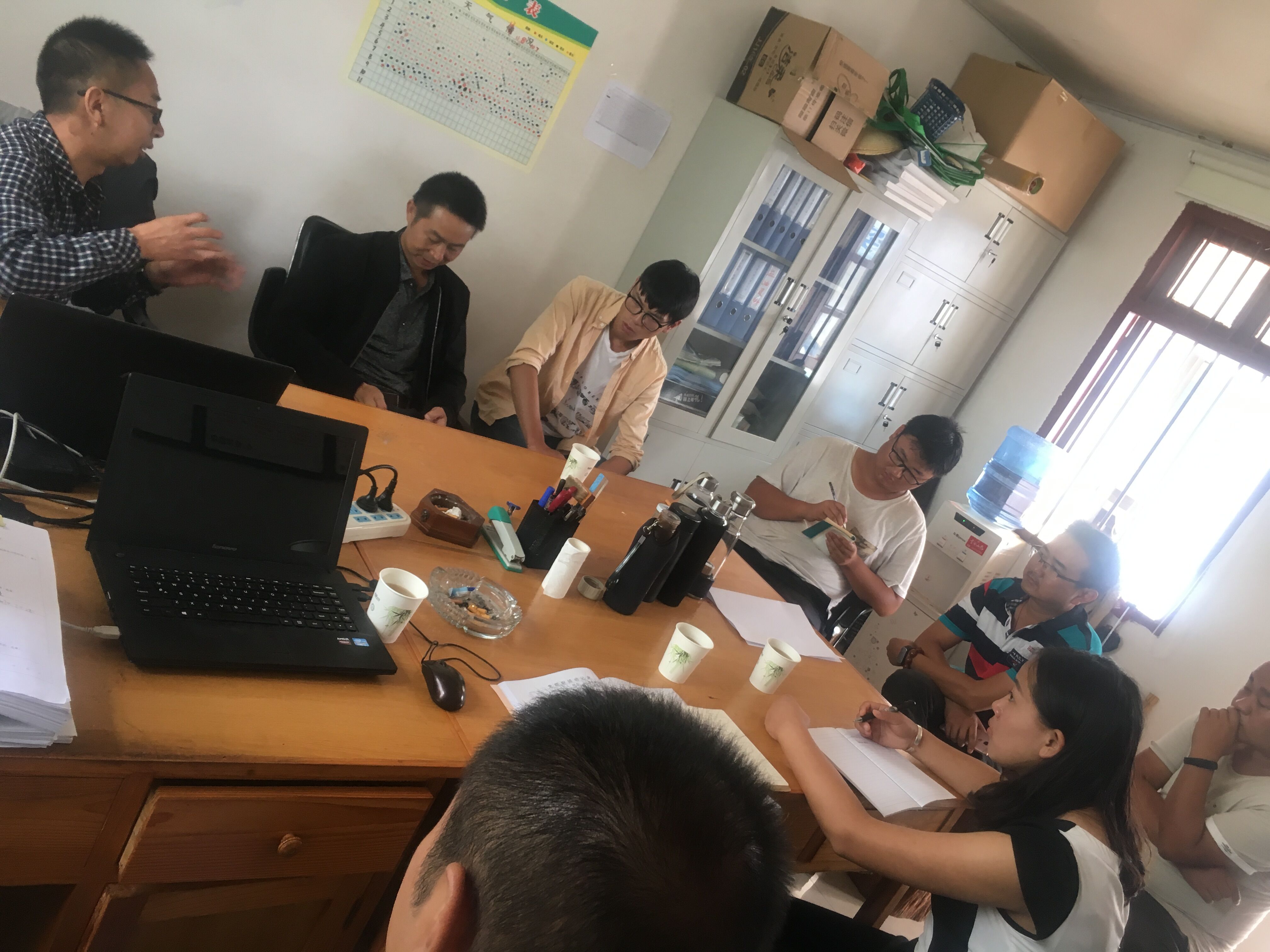 住建局黨委到320國(guó)道提升工程項(xiàng)目部開(kāi)展工作交流會(huì)