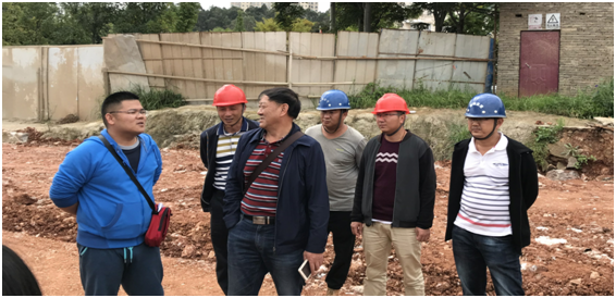 安寧市住房和城鄉(xiāng)建設局領導攜昆明市創(chuàng)“海綿城市”小組有關(guān)領導親臨我公司監(jiān)理的320國道金方路口至湖東路口改造工程現(xiàn)場指導工作