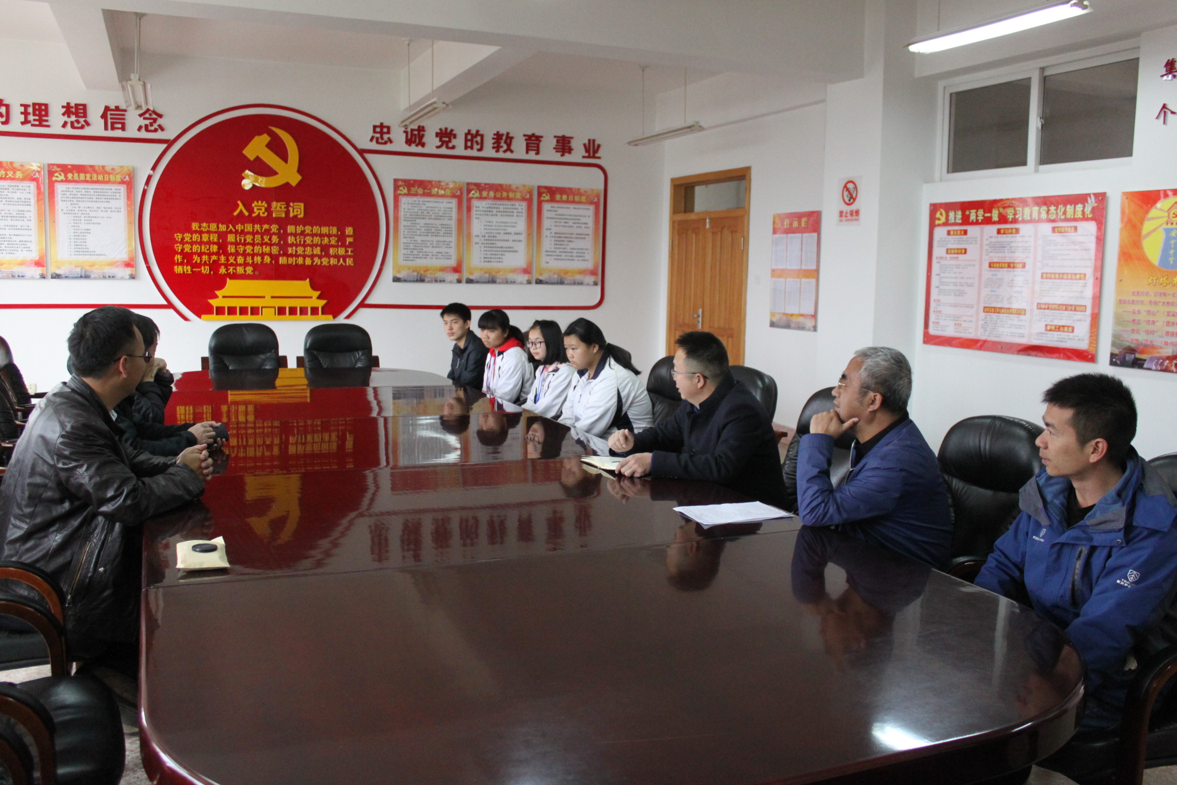 公司對安寧中學(xué)進行2018年度愛心助學(xué)捐贈