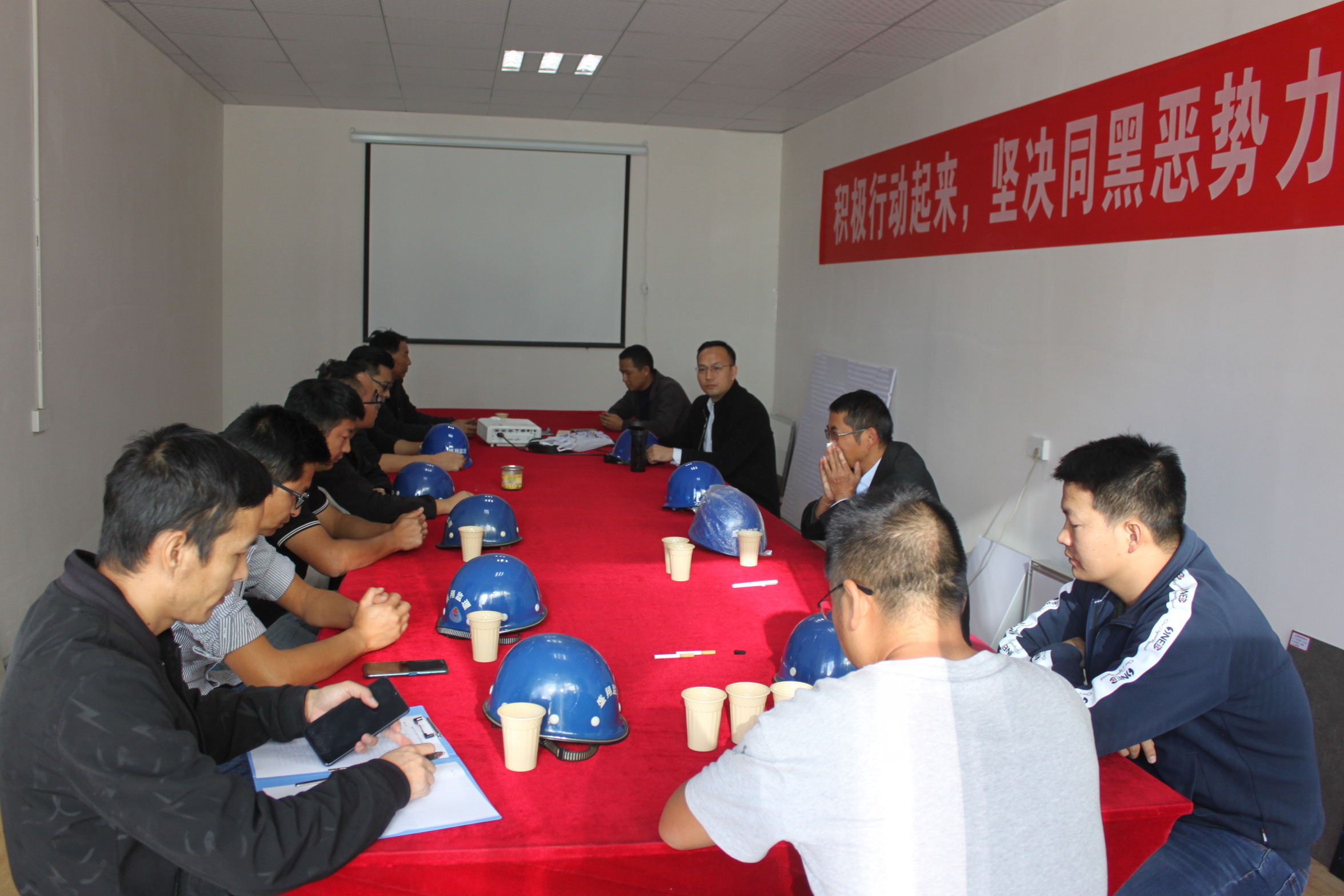 公司組織后備骨干到安寧市城市文化中心內裝工程項目進行實地參觀學習