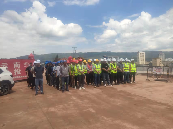 我公司參加由建設(shè)單位組織的安全生產(chǎn)標(biāo)準(zhǔn)化工地觀摩活動(dòng)