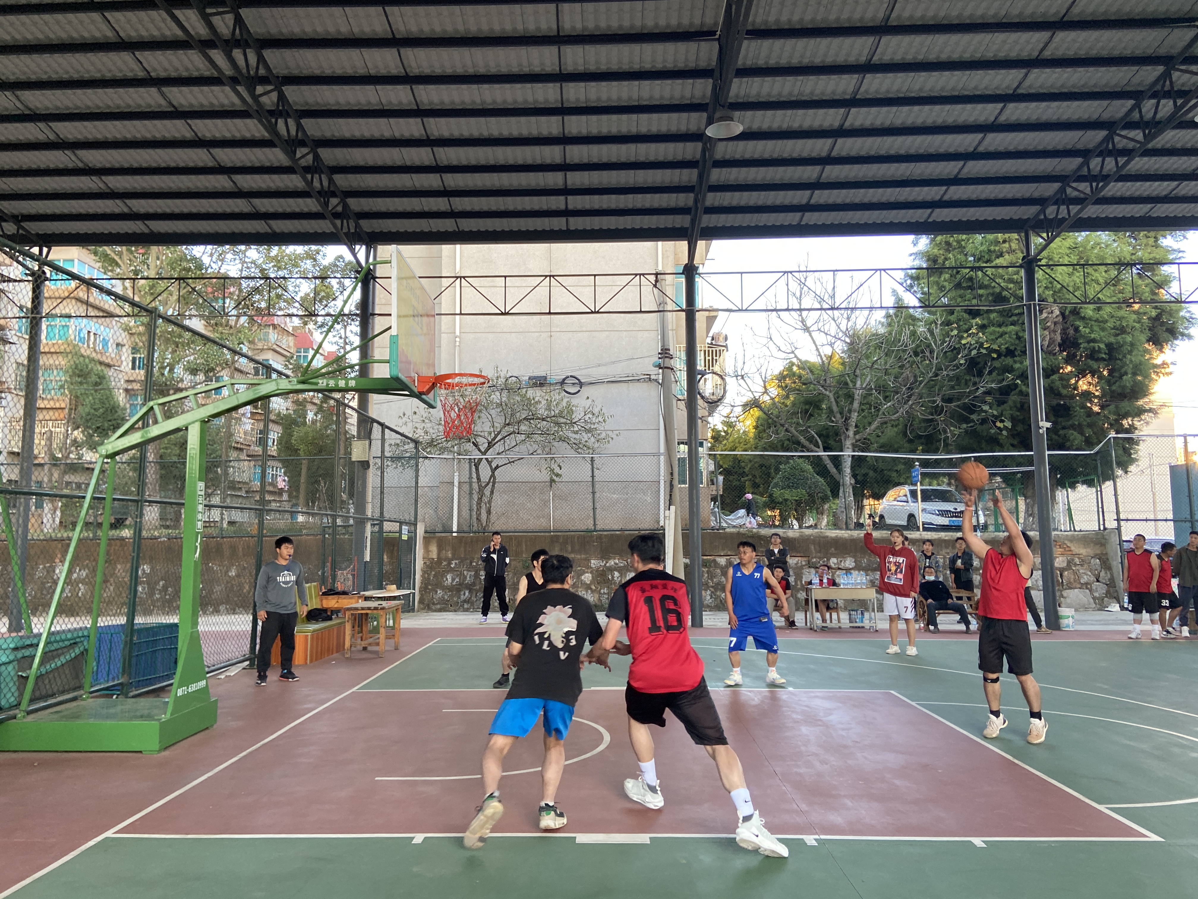 公司籃球隊(duì)與中建三局舉行籃球友誼賽