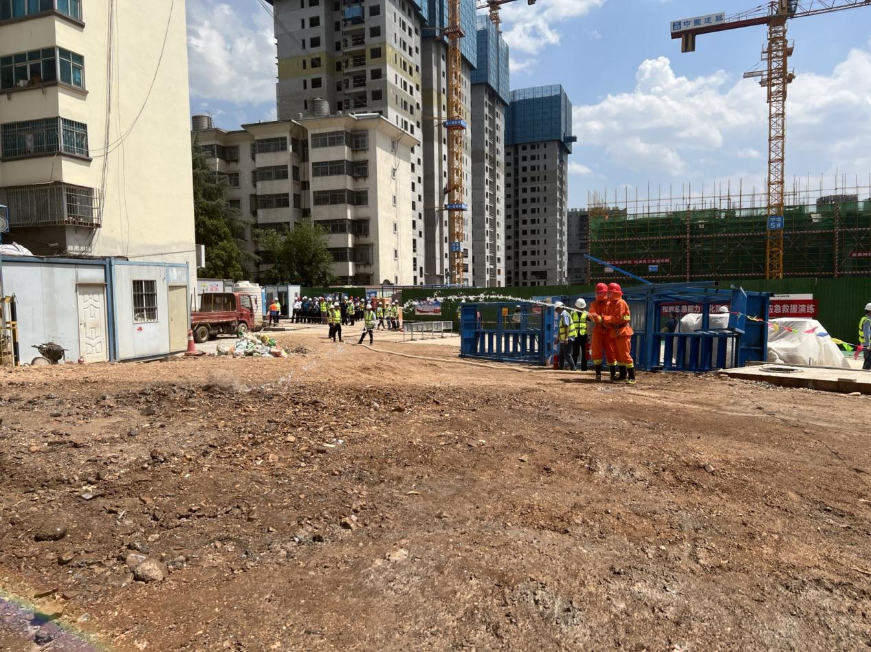 安寧市官廂街更新改造工程項(xiàng)目開(kāi)展消防應(yīng)急演練