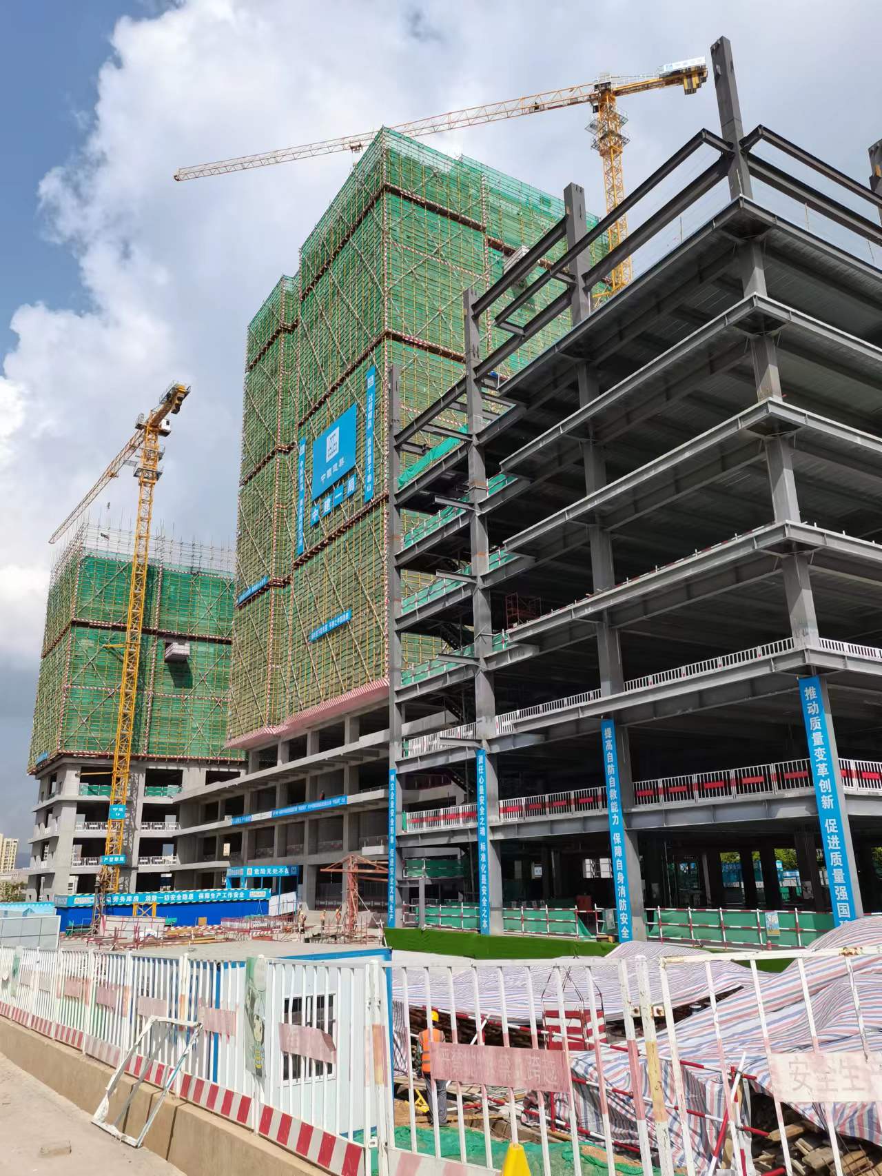 安寧市住建領(lǐng)域“安全生產(chǎn)月”啟動(dòng)儀式在安寧職教 雙創(chuàng)服務(wù)中心項(xiàng)目進(jìn)行