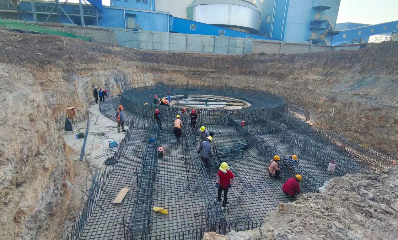 云南祥豐石化有限公司年產(chǎn)30萬噸新型高塔混肥項(xiàng)目復(fù)合肥高塔造粒塔封頂