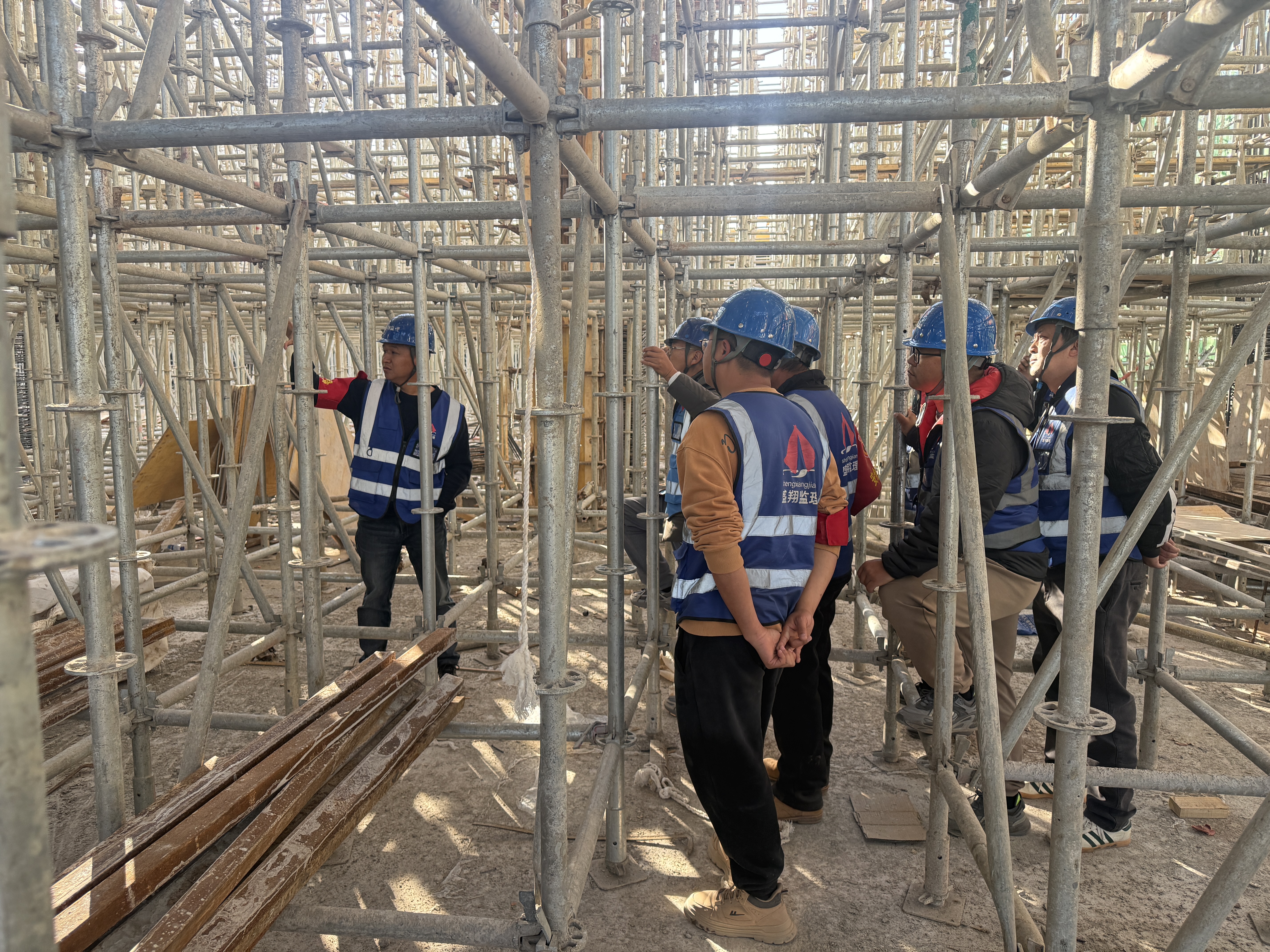 聚焦超高支模難題 共探安全施工之道 ——盛翔監(jiān)理公司專業(yè)組開展“承插型盤口式腳手架高支?！庇^摩探討活動(dòng)