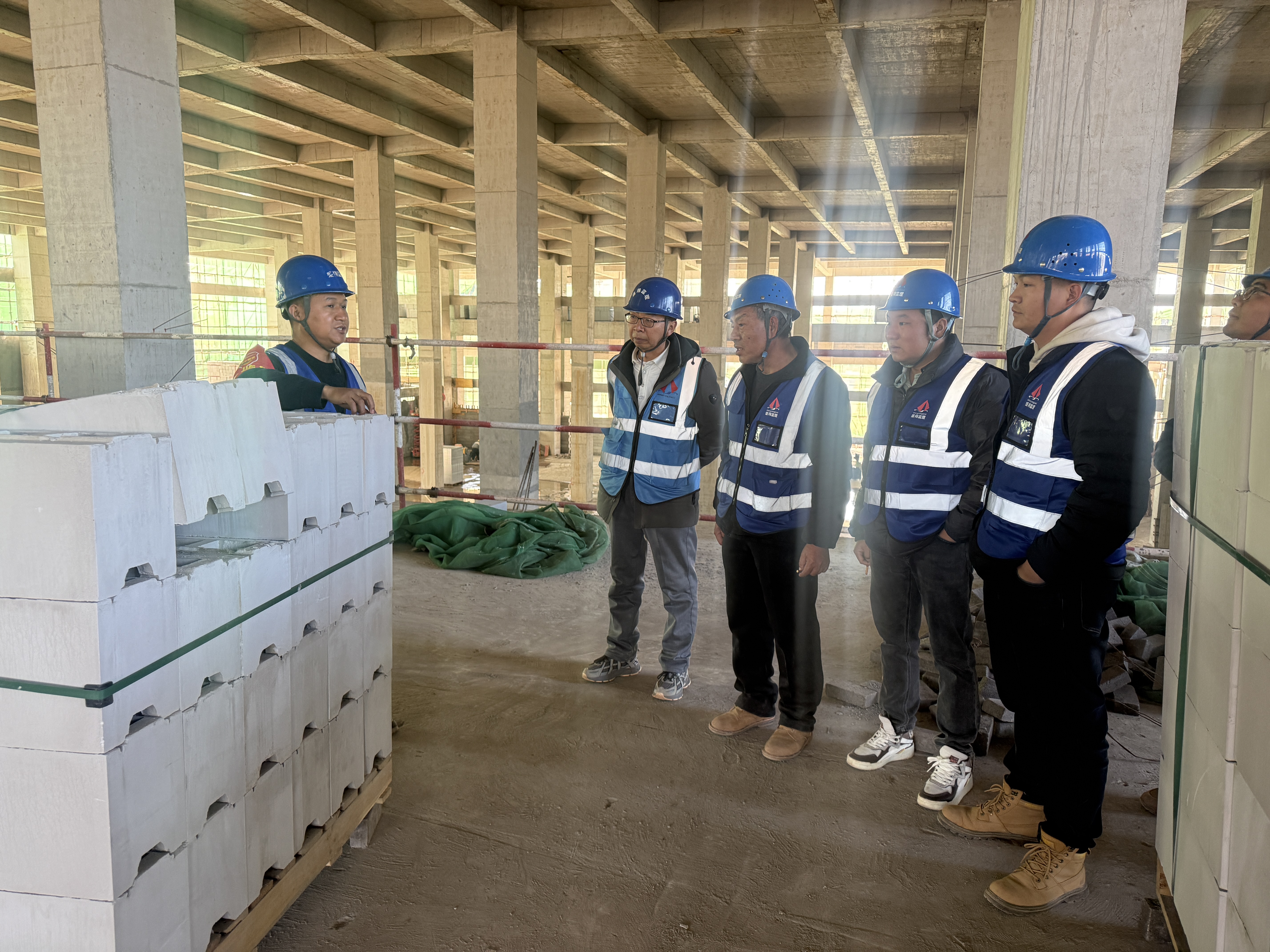 聚焦超高支模難題 共探安全施工之道 ——盛翔監(jiān)理公司專業(yè)組開展“承插型盤口式腳手架高支?！庇^摩探討活動