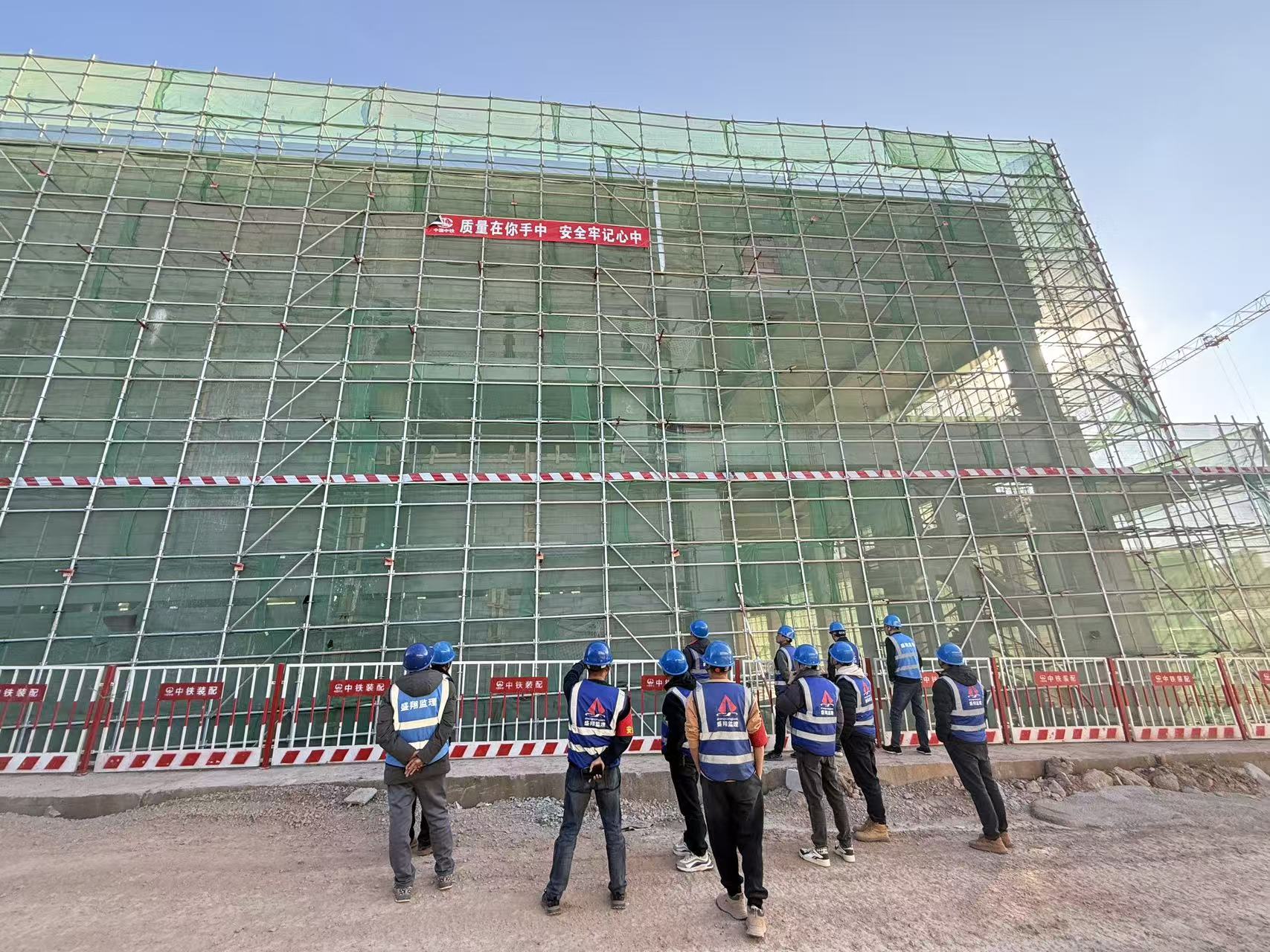 聚焦超高支模難題 共探安全施工之道 ——盛翔監(jiān)理公司專業(yè)組開展“承插型盤口式腳手架高支模”觀摩探討活動